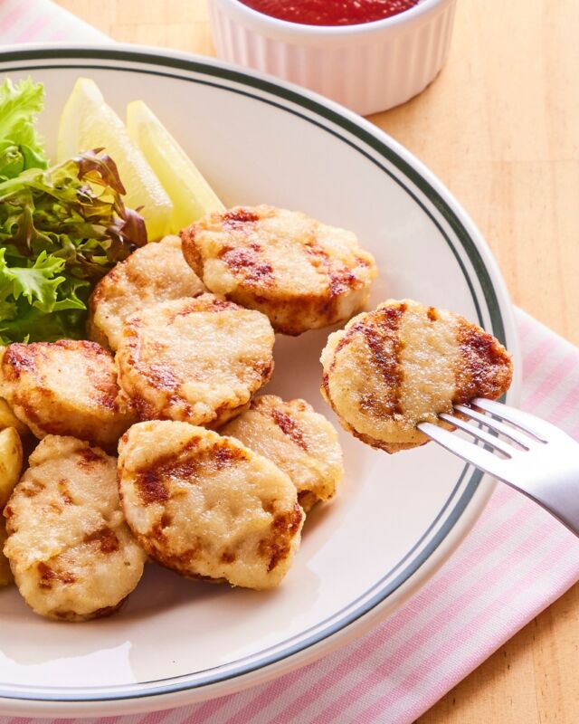 @coop_shizenha_shikoku←他の投稿はこちら！
／
43号より自然派Styleに仲間入り🌿
【自然派Style神山鶏ナゲット（プレーン）】
＼

神山鶏むね（皮つき）肉を使ったナゲット🐔
国産米の甘酒に漬けたむね肉をミンチにし、国産大豆のおからを加えてふっくらと仕上げました😋

揚げ油は、みなさんおなじみの
「自然派Style一番搾り純正なたね油」を使用✨

夕食のおかずやお弁当にぜひおためしください✨🍴

#神山鶏 #ナゲット #時短 #お弁当 #ヘルシー