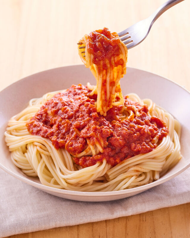 @coop_shizenha_shikoku←他の投稿はこちら！
／
ポスティ45号のおすすめ商品🥢
【自然派Style北のパスタ】
＼
プリッとした表面、モチモチした食感のヒミツは…
『小麦粉のブレンド✨』

北海道産小麦粉「ゆめちから」と「きたほなみ」を使用🙌
・「ゆめちから」は、たん白量が多く、弾力を生む品種
・「きたほなみ」は、白くなめらかな麺をつくる品種

北海道産小麦の良さを活かしながら
パスタとしての食感をしっかり実現🍝

ミートソースはもちろん、
クリームパスタなど、
【自然派Style北のパスタ】を使用した
オリジナルレシピをぜひ作ってみてください🍽️

#パスタ #手作りパスタ #ランチ
#料理好きな人と繋がりたい