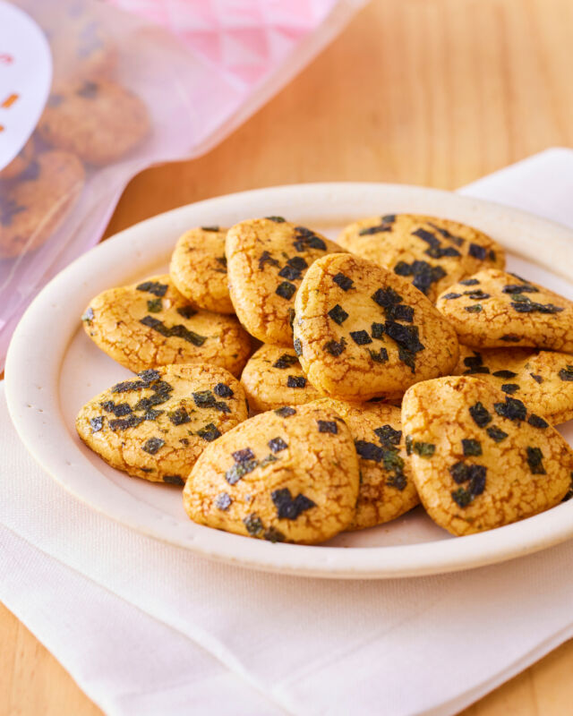 @coop_shizenha_shikoku←他の投稿はこちら！
／
ポスティ46号のおすすめ商品🥢
【自然派Style国産有機米のおせんべい さんかくおにぎり】
＼

おせんべいなどの米菓は、
一般的に化学調味料が使われてたり、
主原料のお米が国産でないことが多く、
国産有機米が使われることはほとんどありません💦

こちらの商品は、
生協の産直有機米を使った生地を香ばしく焼き上げ、国産丸大豆醤油をベースに、昆布とかつお節の風味をきかせた甘辛醤油だれで味付け✨
仕上げに焼きのりをふりかけました🍘

便利なチャック付き袋✨
お出かけ先でのおやつにぴったり🥳🎶

#お米 #おせんべい #おやつ #お菓子