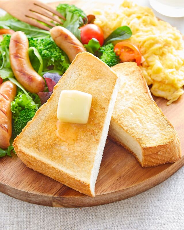 @coop_shizenha_shikoku←他の投稿はこちら！
／
ポスティ48号のおすすめ商品🥢
【自然派Style角食北海道ミルクパン1.5斤】
＼

北海道産小麦「春よ恋」を使用✨
よつ葉牛乳がたっぷり入った、
ふわふわでほんのり甘い仕上がり🤤
そして、
米粉の湯種を仕込むことで
しっとり、やわらかな食感に🍞

コープ自然派独自のパン工房で製造しているので、
安心・安全、そして毎日食べられる価格でお届けしています🙌
-----------------
今なら‼️
【新規加入特典】で、
・自然派Style角食北海道ミルクパン1.5斤
・自然派Style国産いちごジャム
をプレゼント🎁

加入をご検討・資料ご希望の方は、
「ミルクパン」とコメントしてね✨
DMでお送りします📩
-----------------

#パン #朝ごはん #米粉 #食パン
#パン好き #bakery